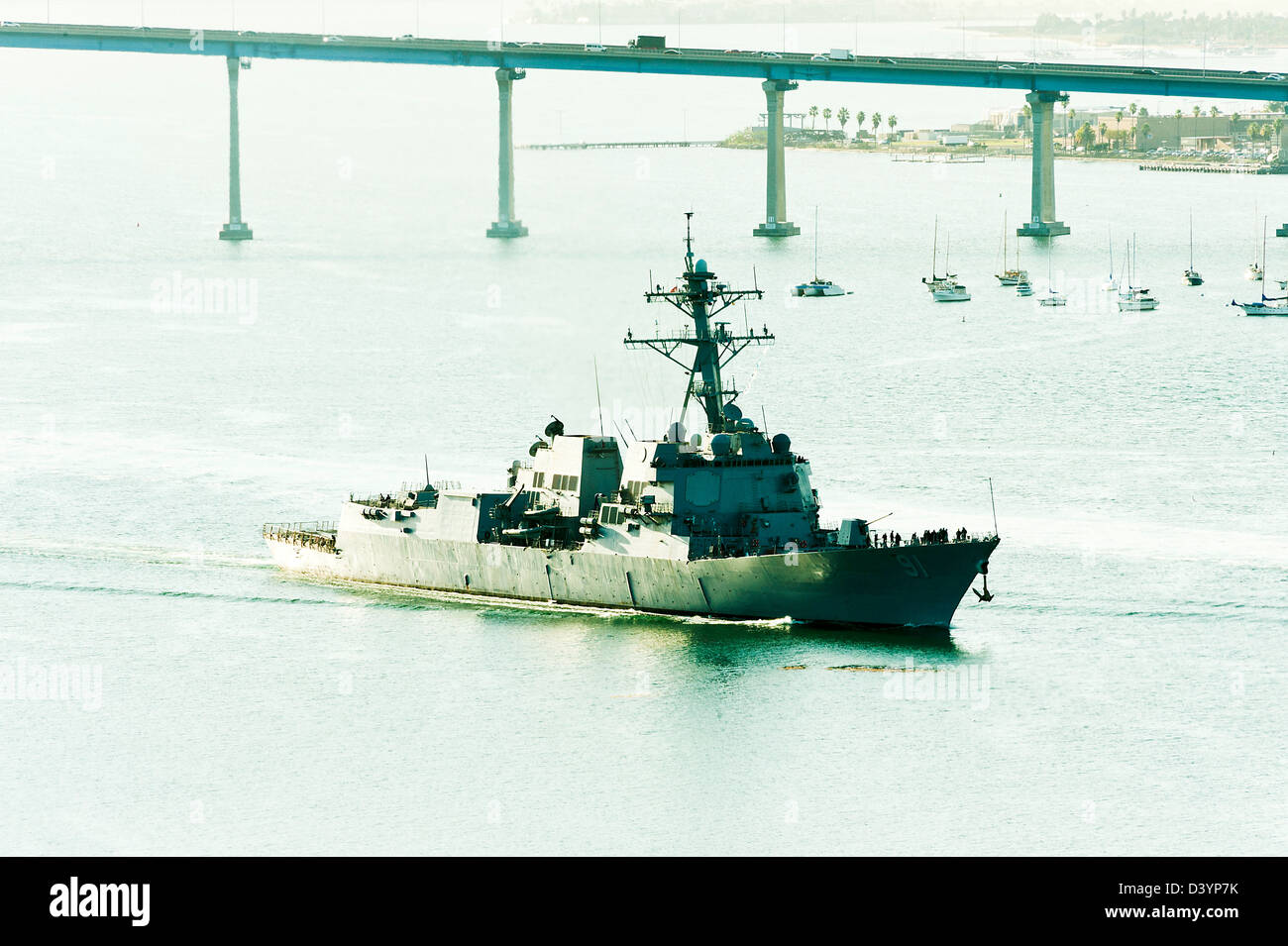 US Navy Arleigh Burke vuelo destructor de clase IIA Penant 91 USS Pinckney entrar en el puerto de San Diego, California, EE.UU. Foto de stock