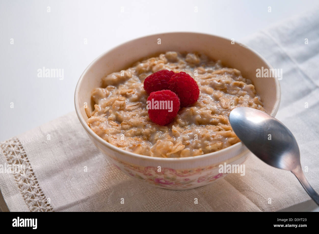 Avena con frambuesas para desayunar. Foto de stock