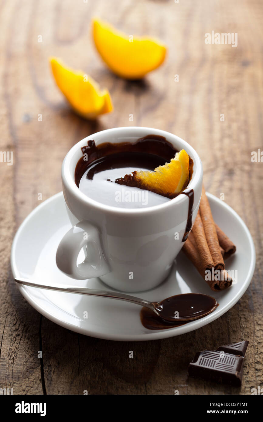 Chocolate caliente con canela y naranja Foto de stock