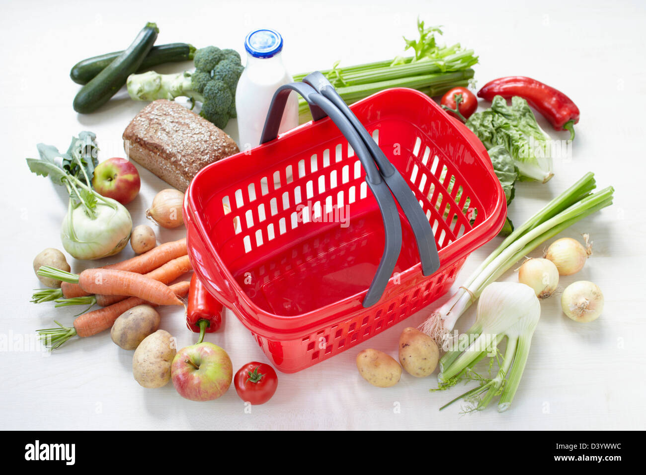 Canasta de comestibles y comida Foto de stock