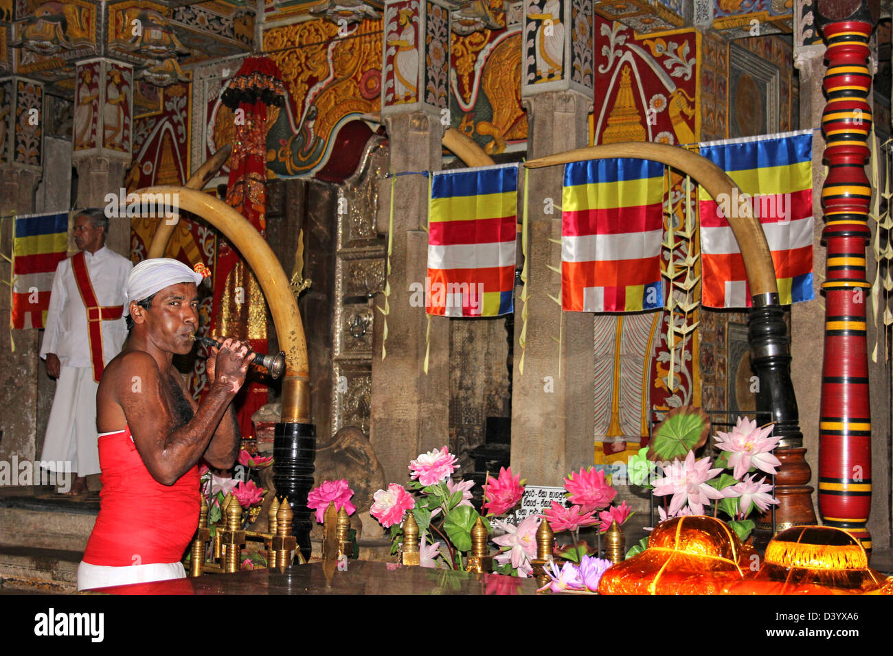 Temple Guardian soplando Horanewa cuerno en el templo de la Reliquia del Diente Sagrado, Kandy Foto de stock