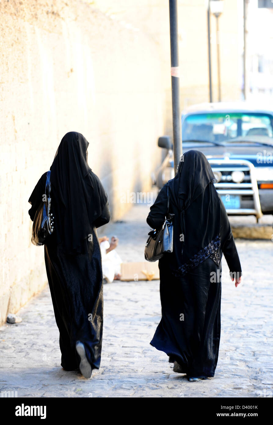 Dos mujeres en la vestimenta musulmana tradicional en las calles de la  capital, Saná, Yemani Fotografía de stock - Alamy