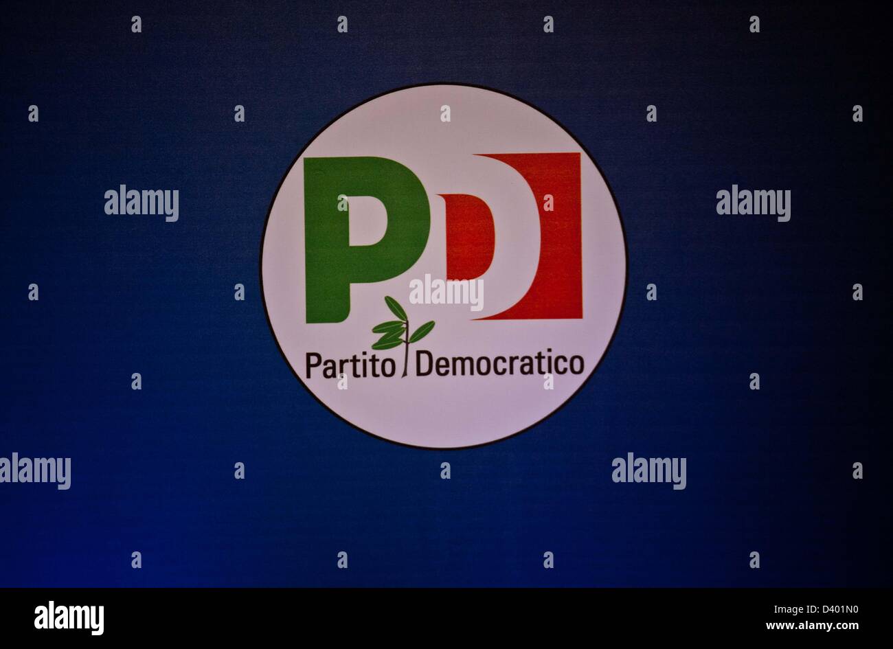 Roma, Italia. El 26 de febrero de 2013 Logo de la parte central izquierda, Partito Democratico, cuyo principal candidato es Pier Luigi Bersani. Foto de stock