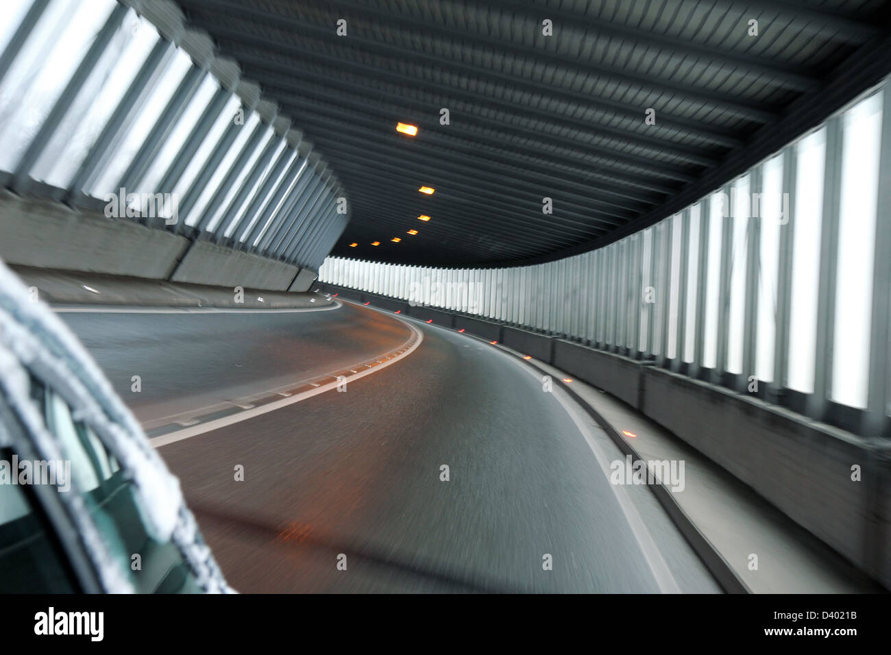 Detalle del túnel de coche iluminar con la luz del día Foto de stock