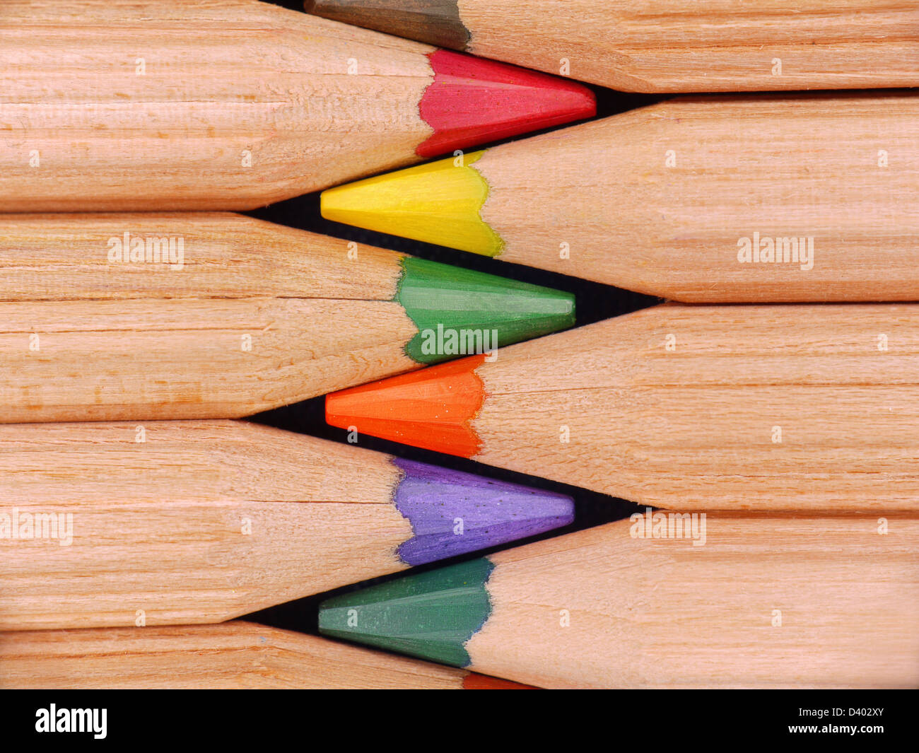 Primer plano de coloridos crayones de madera disparó desde arriba Foto de stock