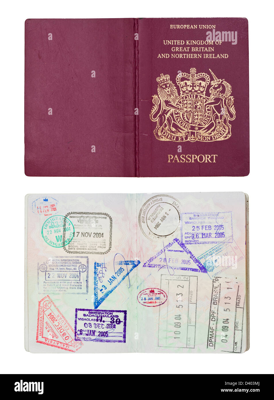 Dentro y fuera de un bien viajado pasaporte británico, aislados contra blancos con trazado de recorte. Foto de stock