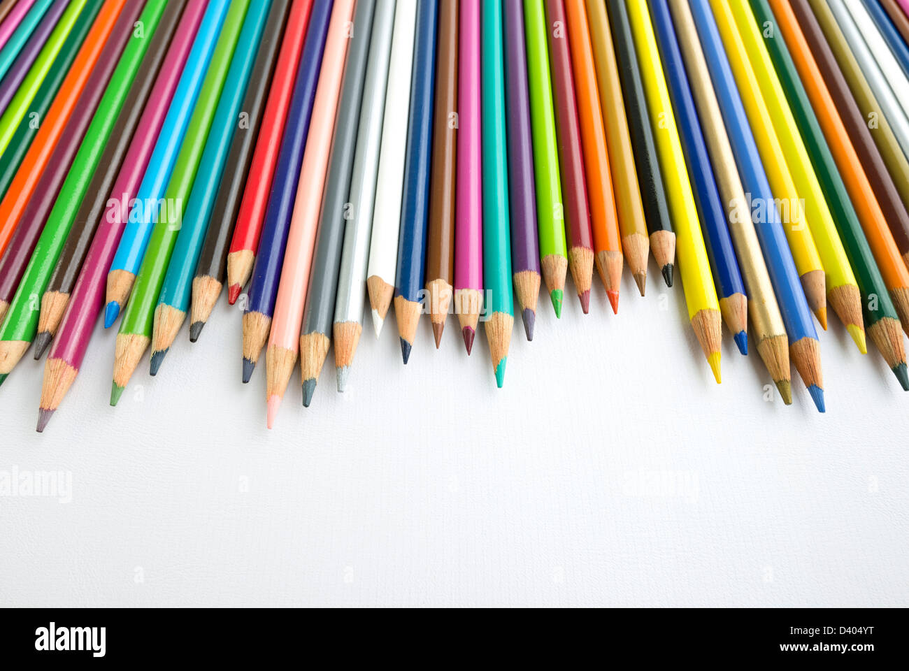 Varios lápices de colores alineados formando un gráfico. Foto de stock