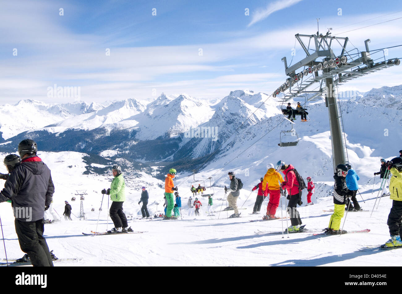 Los esquiadores en las pistas de esquí en la estación de esquí alpino de Arosa, los Alpes, Suiza, Europa Foto de stock