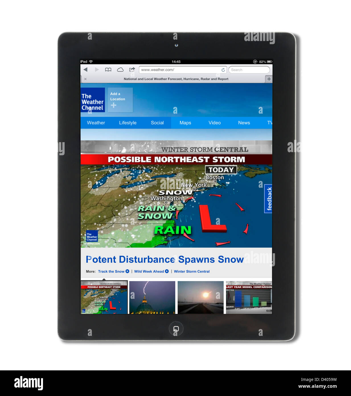 Mirando el pronóstico sobre el Canal del Tiempo Weather.com ( ) en una 4ª generación de Apple iPad tablet pc Foto de stock
