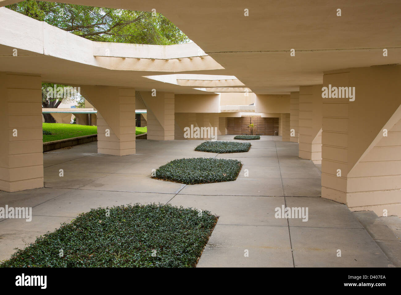 Explanadas o pasillos cubiertos a Frank Lloyd Wright diseñó hijo del sol de Florida Southern College Campus en Lakeland FL Foto de stock