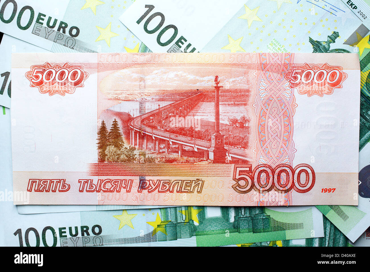 Billetes De 5 000 Rublos Y 100 Billetes En Segundo Plano Fotografia De Stock Alamy