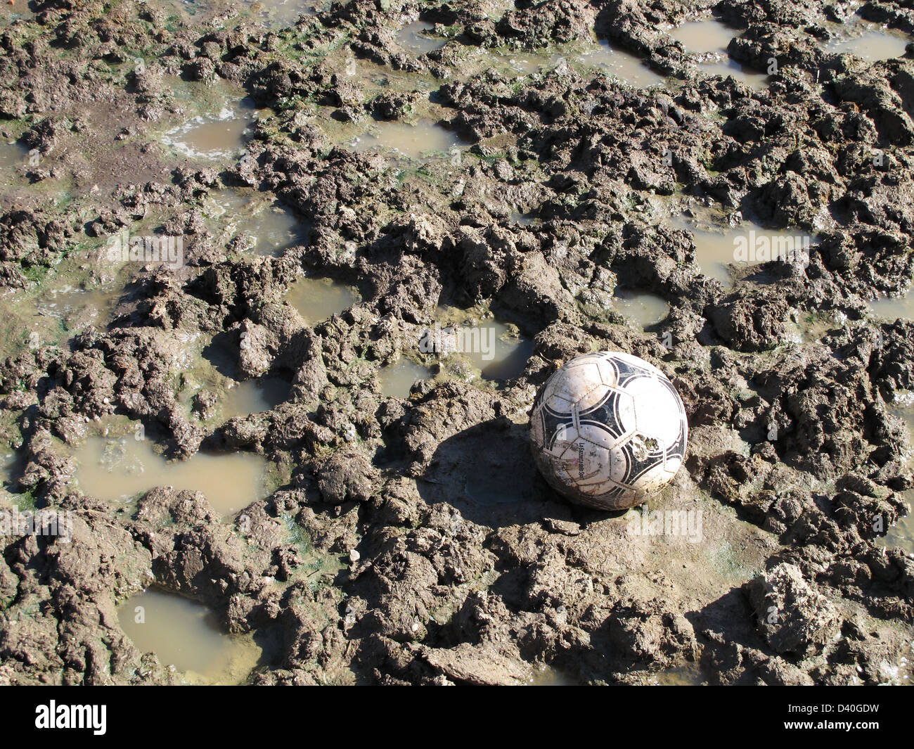 Muddy soccer ball fotografías e imágenes de alta resolución - Alamy