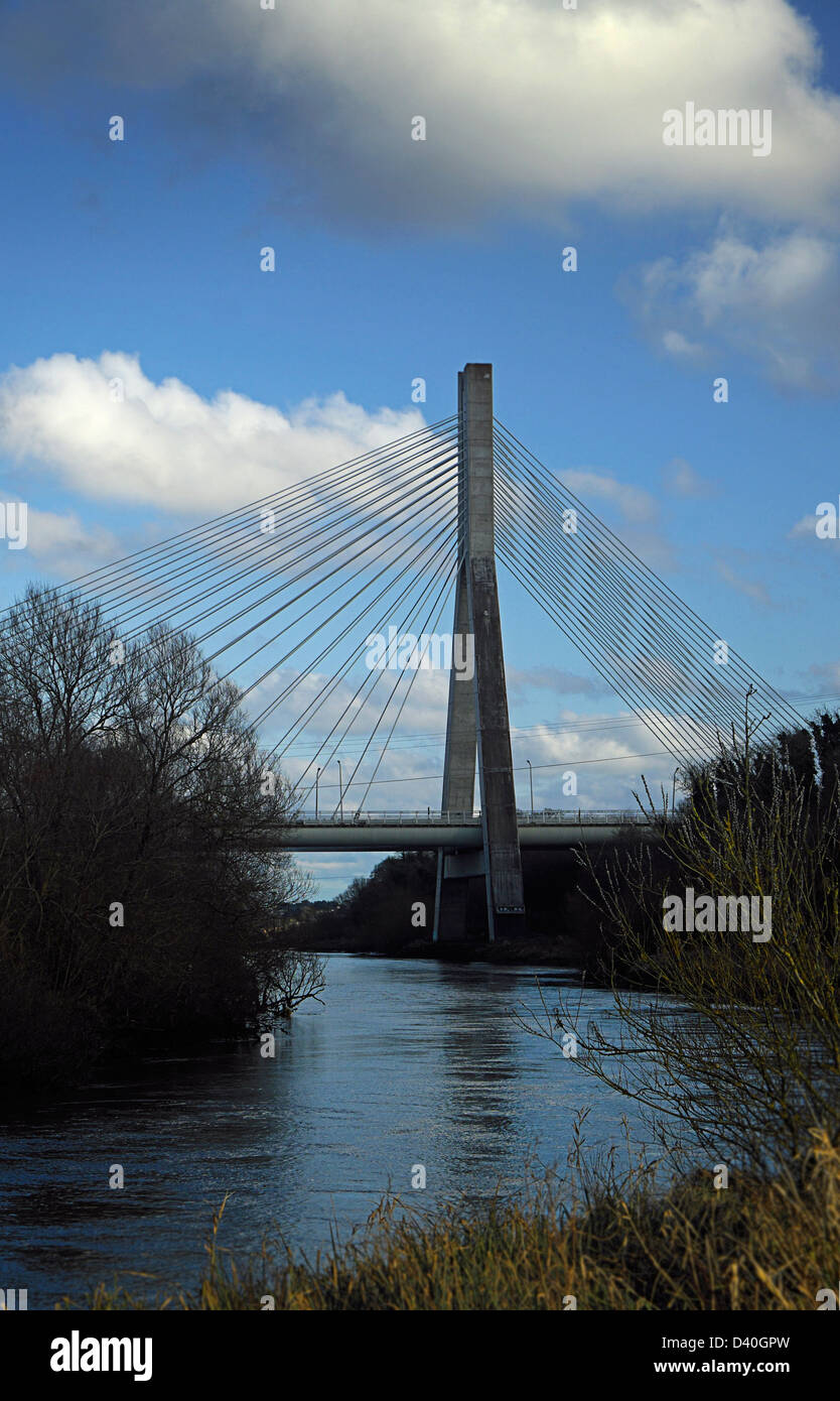 El río Boyne Puente Colgante Drogheda, Irlanda Foto de stock