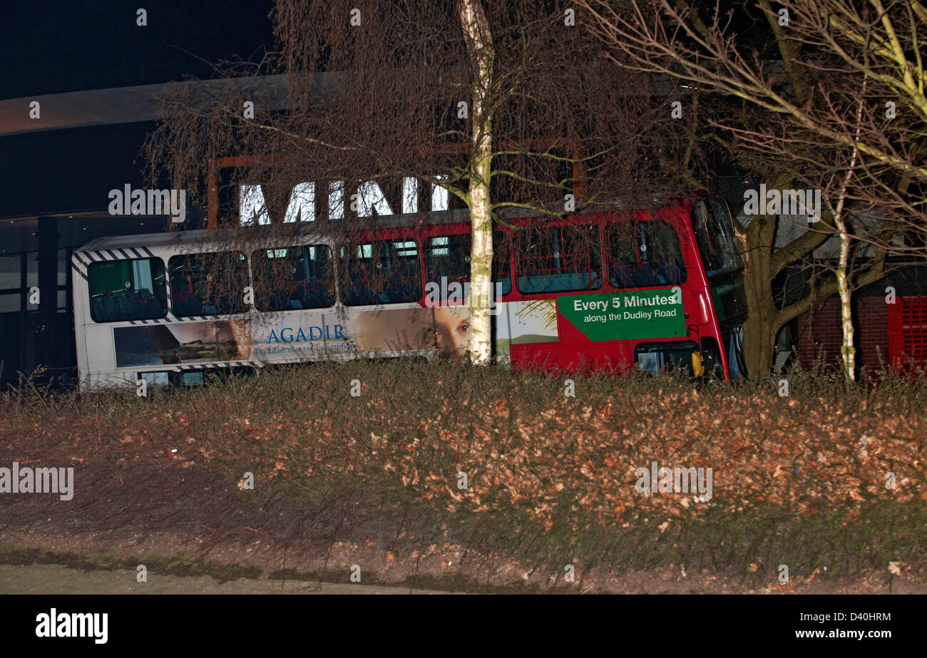 Birmingham, Reino Unido. El 27 de febrero de 2013. Un autobús se bloquea en un árbol en Summer Hill Road, Birmingham, Inglaterra, alrededor de 10.15 pm hiriendo a dos pasajeros y el conductor. Crédito: Richard Grange / Alamy Live News Foto de stock