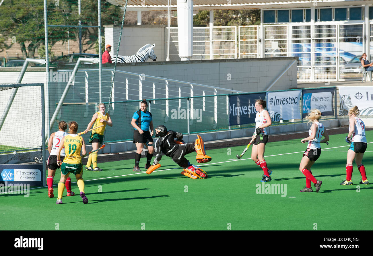 Sudáfrica - Inglaterra Señoras coinciden en el estadio de hockey Hartleyvale Cape Town SA atacando el objetivo inglés Foto de stock