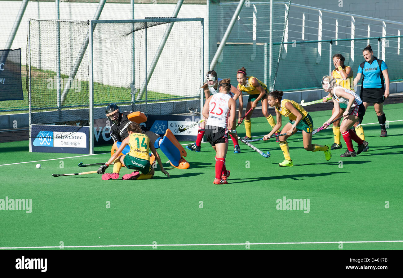 Sudáfrica - Inglaterra Señoras coinciden en el estadio de hockey Hartleyvale Cape Town SA atacando el guardameta inglés Maddie Hinch Foto de stock