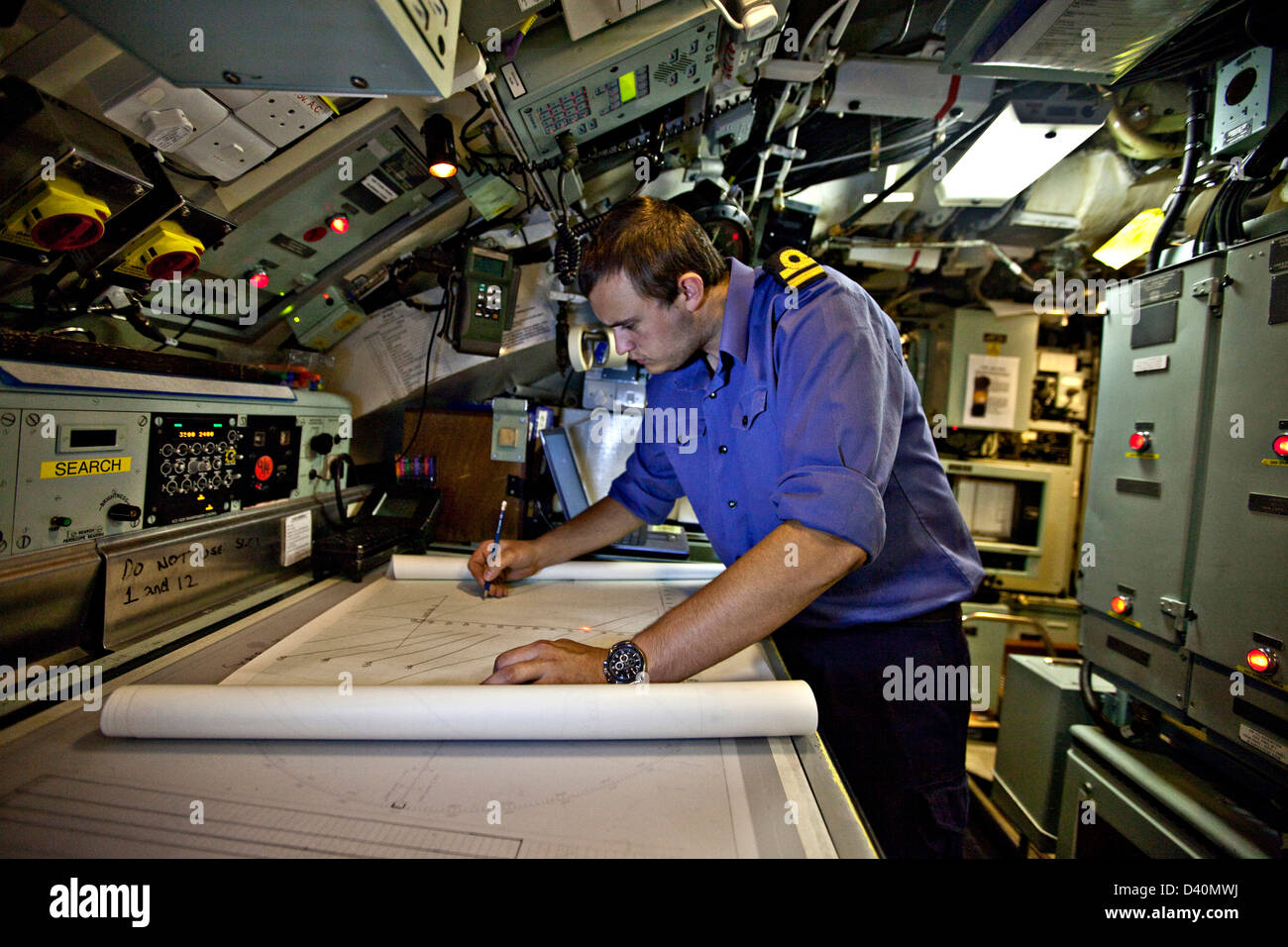 Sailor trazar el gráfico sobre el submarino nuclear HMS Talent Foto de stock