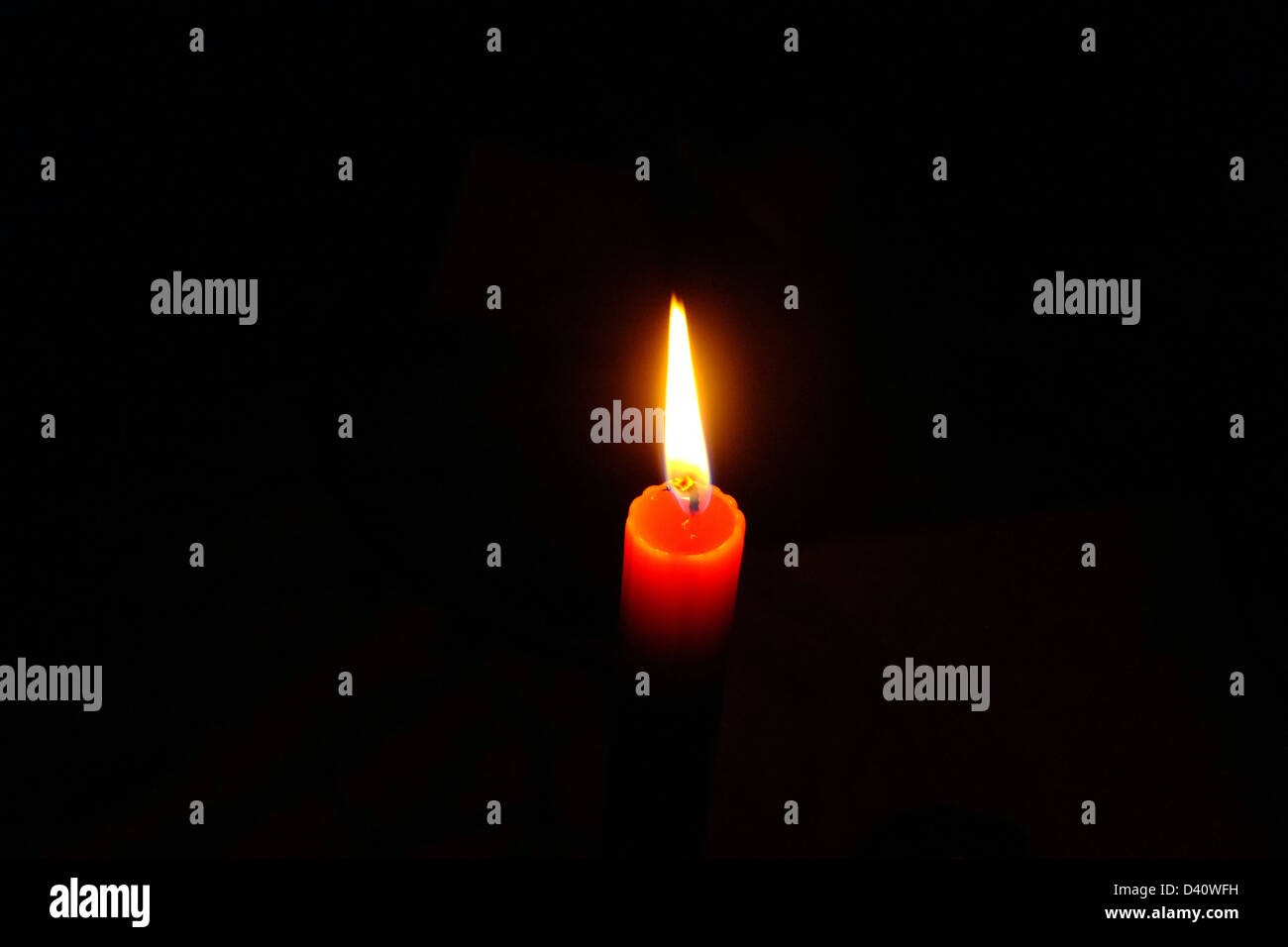 Premonición muerto Céntrico Una sola vela quema durante un corte de energía Fotografía de stock - Alamy