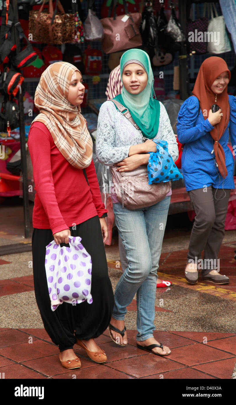 Malasia, Kuala Lumpur, escena en la calle, la gente, las mujeres