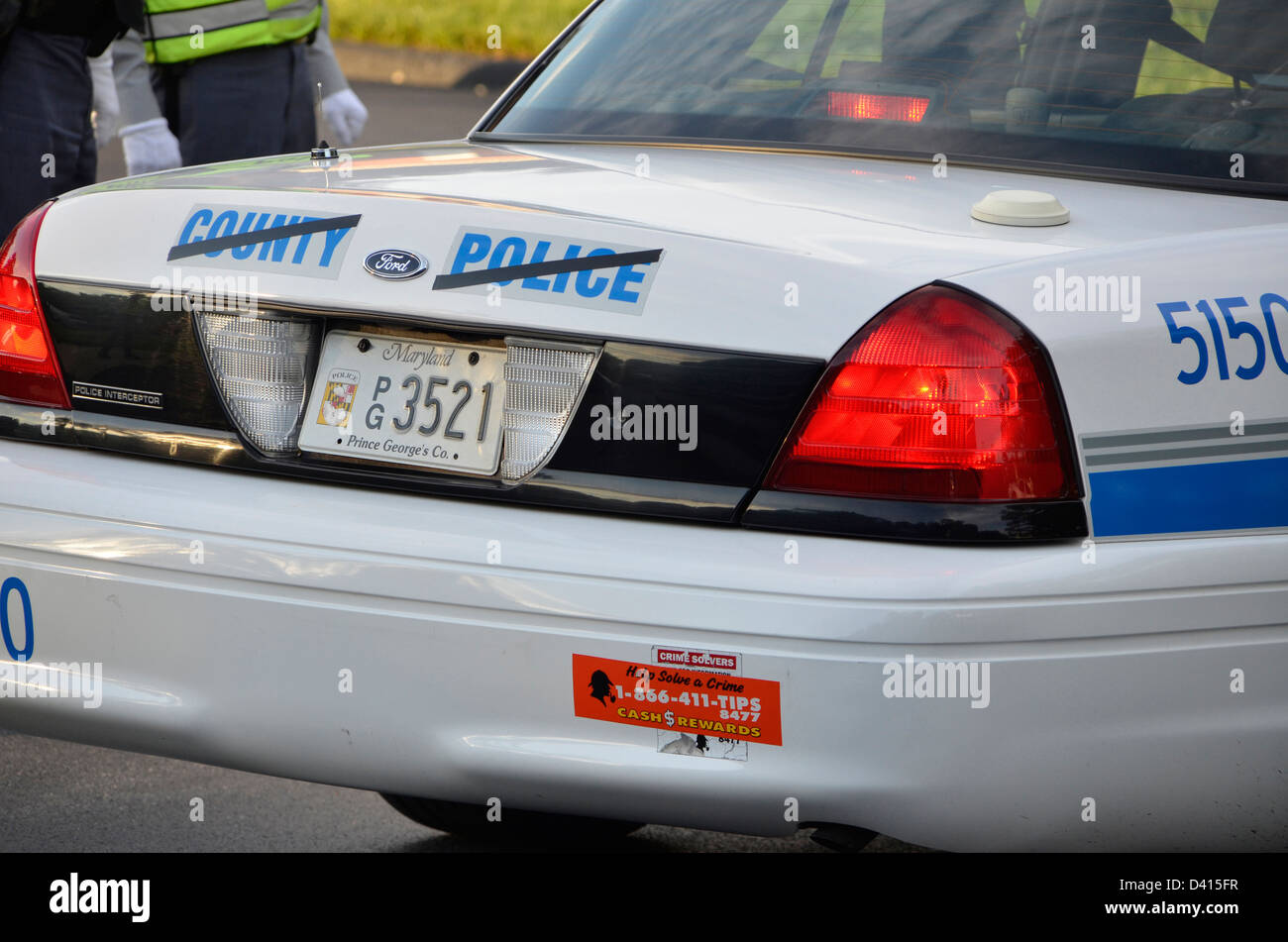 Un coche de policía con cinta negra por encima de la palabra y la palabra de la policía del condado para llorar la muerte de un compañero en la línea del deber Foto de stock