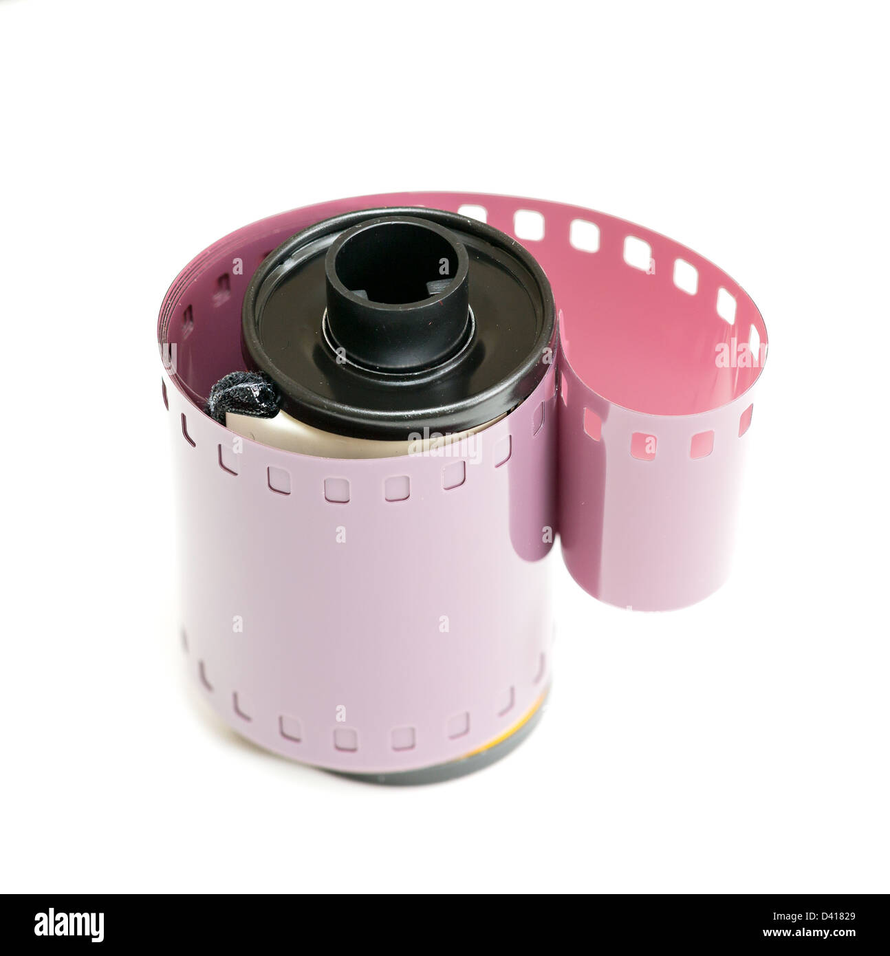 Imagen Macro de 35mm film canister con enrollado negativo aislado sobre fondo blanco. Foto de stock