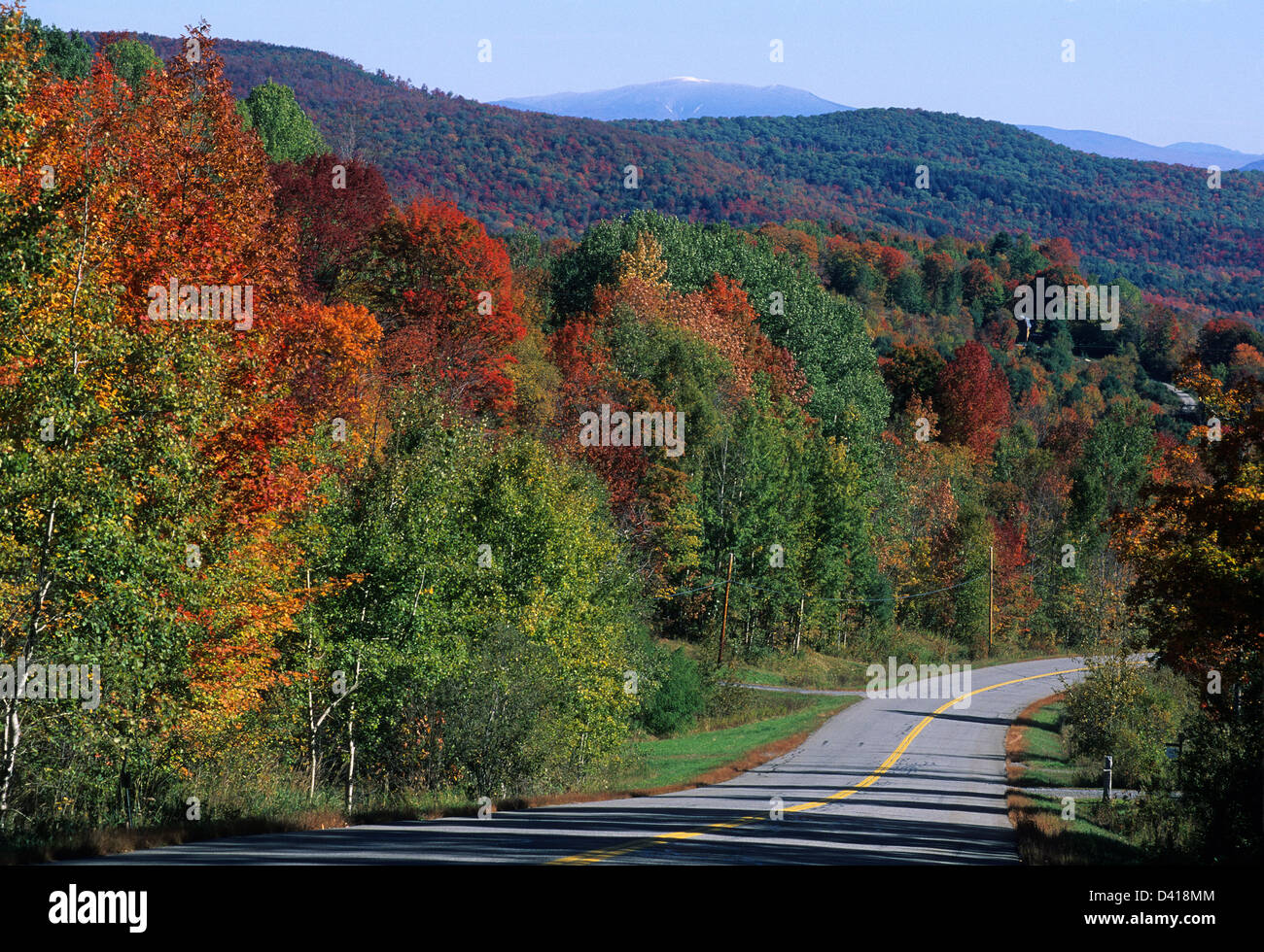 Elk280-1080 Vermont, East Vermont, carretera rural con follaje de otoño Foto de stock