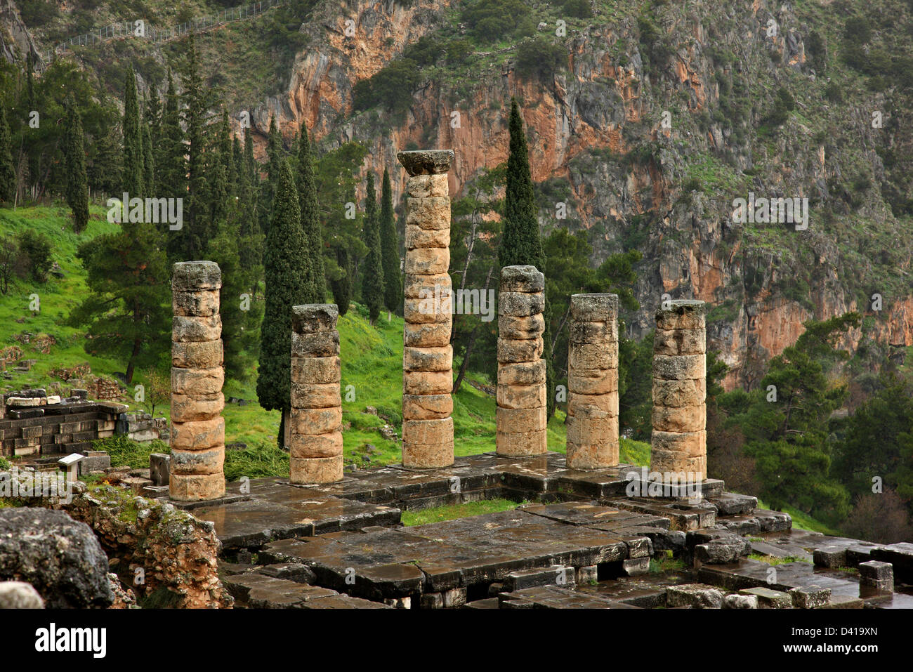 El antiguo templo de Apolo en Delfos, el 'ombligo' y de oracle más importante del mundo antiguo, Fokida, Grecia Central. Foto de stock