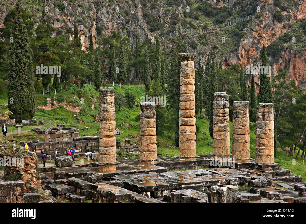 El antiguo templo de Apolo en Delfos, el 'ombligo' y de oracle más importante del mundo antiguo, Fokida, Grecia Central. Foto de stock