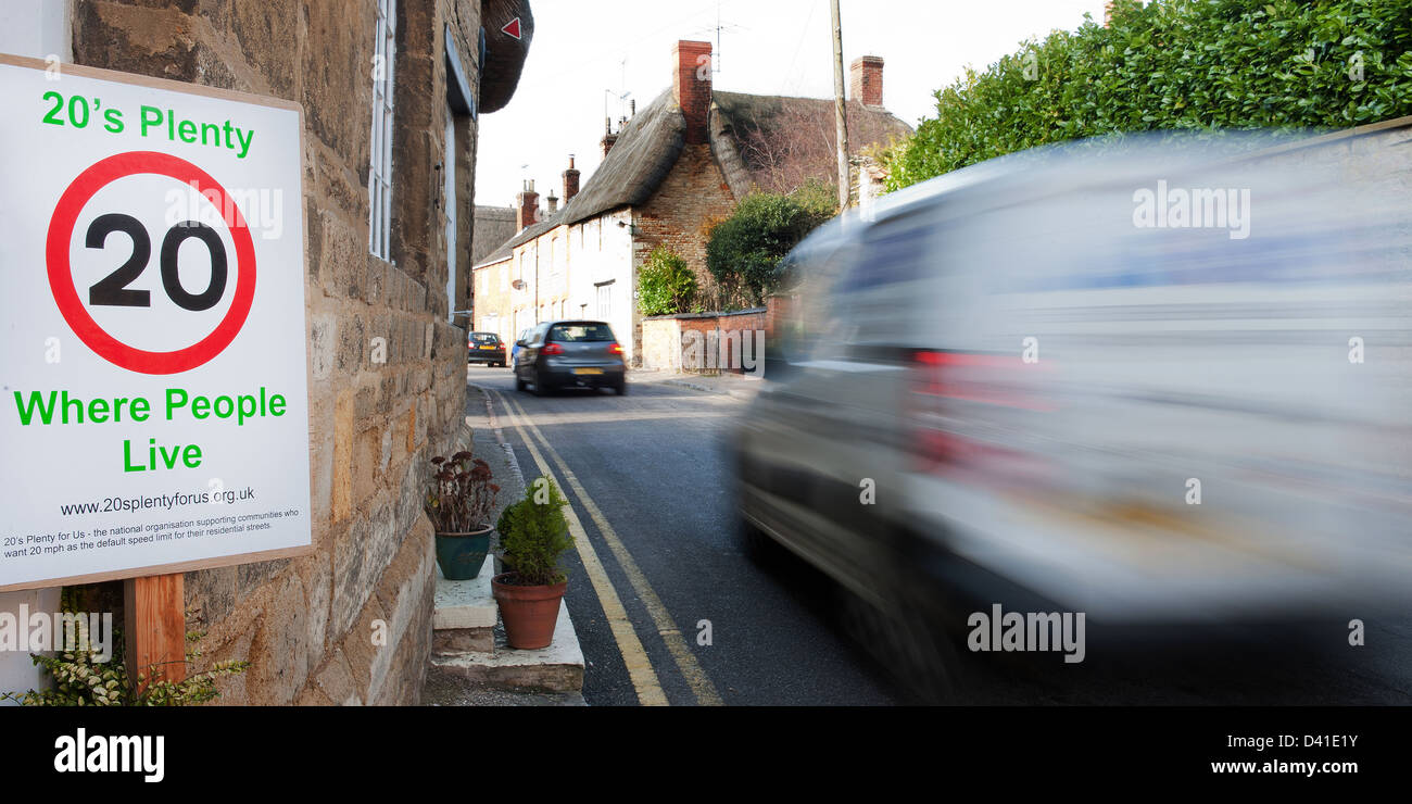 20's muchas aldeas donde viven las personas, señales de limitación de velocidad para detener los automovilistas aceleran a través de su aldea.Geddington. Foto de stock