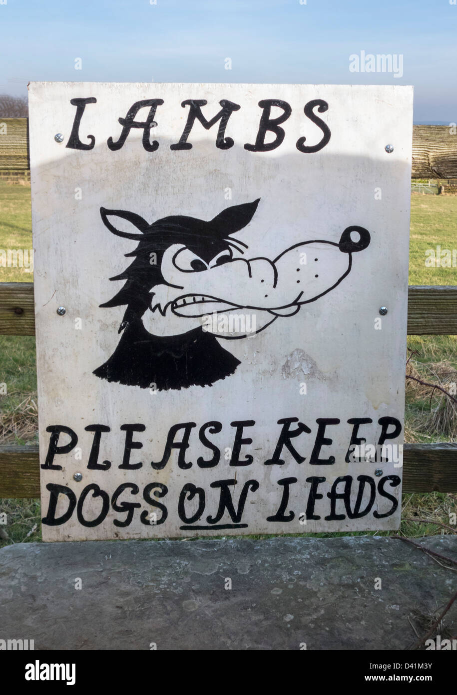 Firmar para mantener a los perros en una derivación porque de corderos en una acera pública, Yorkshire, Reino Unido Foto de stock