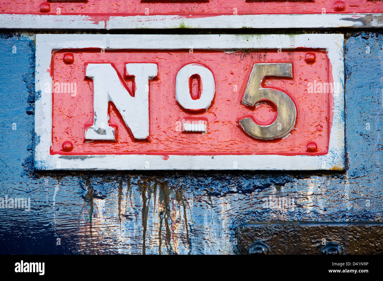 Close-up de un signo de número cinco en el lado de una vieja locomotora de vapor británico. Foto de stock