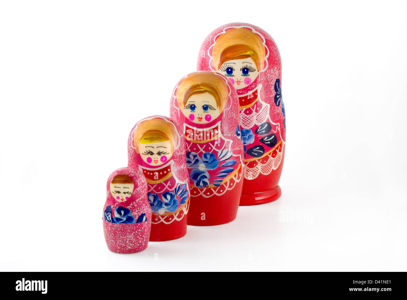 Ruso muñecas anidadas son fotografiadas en blanco Foto de stock