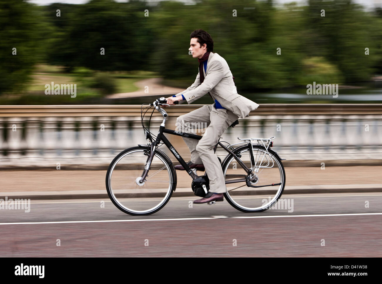 El exceso de velocidad, el hombre en bicicleta eléctrica, Londres, Reino Unido. Foto de stock