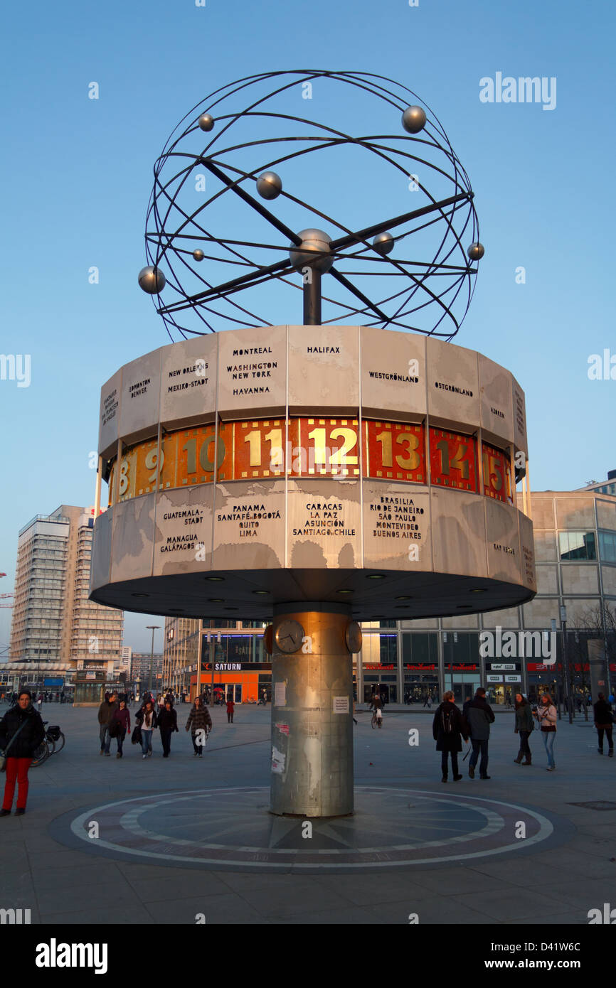 Berlín, Alemania, el Urania en Reloj mundial Alexanderplatz Fotografía de  stock - Alamy