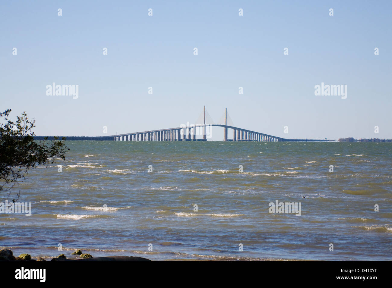 Bob Graham Sunshine Skyway puente de la Bahía de Tampa, Florida con un cable principal nos alojamos span, y una longitud total de 21,877 pies Foto de stock
