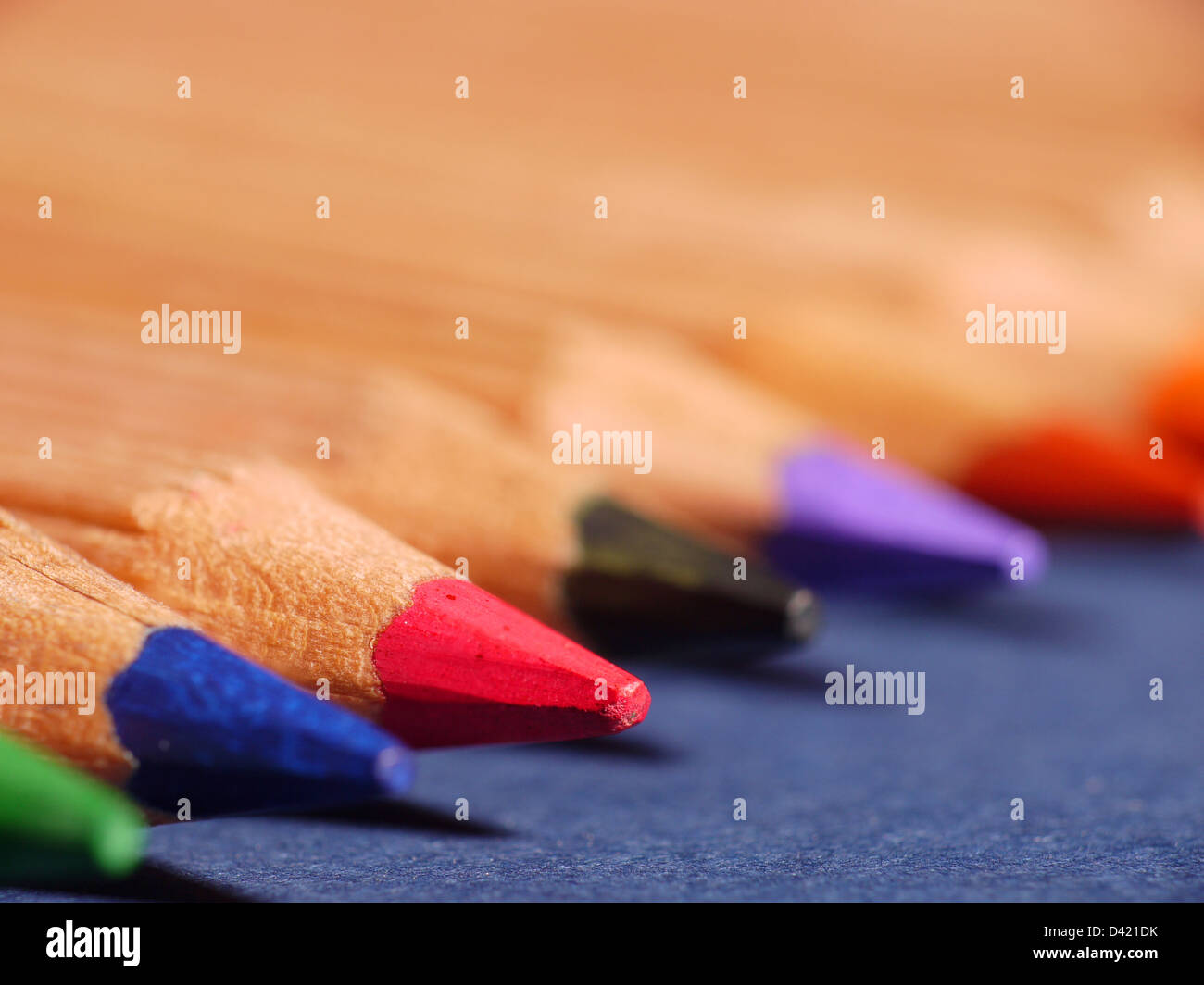 Acercamiento selectivo shot de coloridos crayones de madera Foto de stock