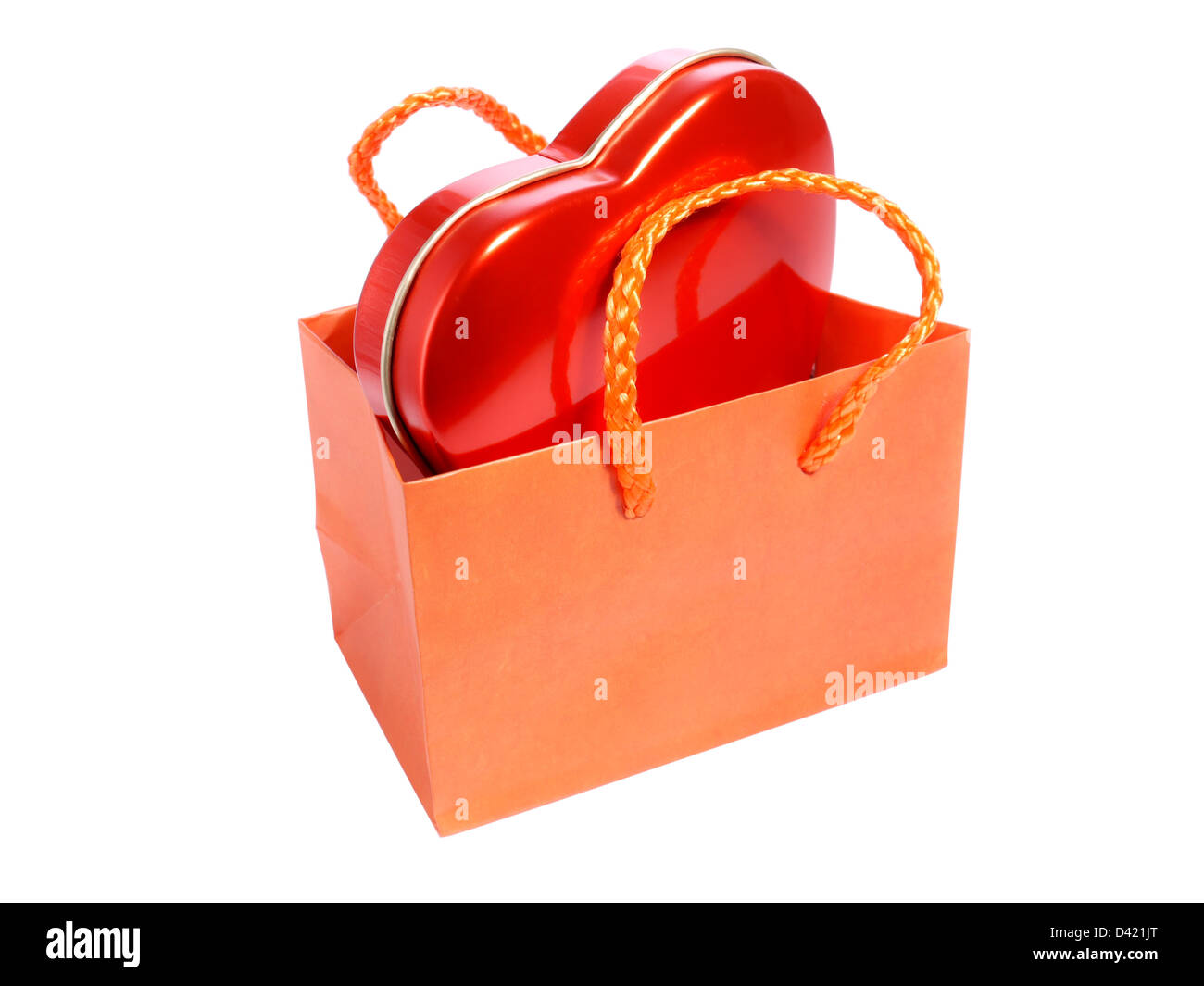 Bolsa de papel naranja con caja de bombones corazón rojo sobre fondo blanco. Foto de stock