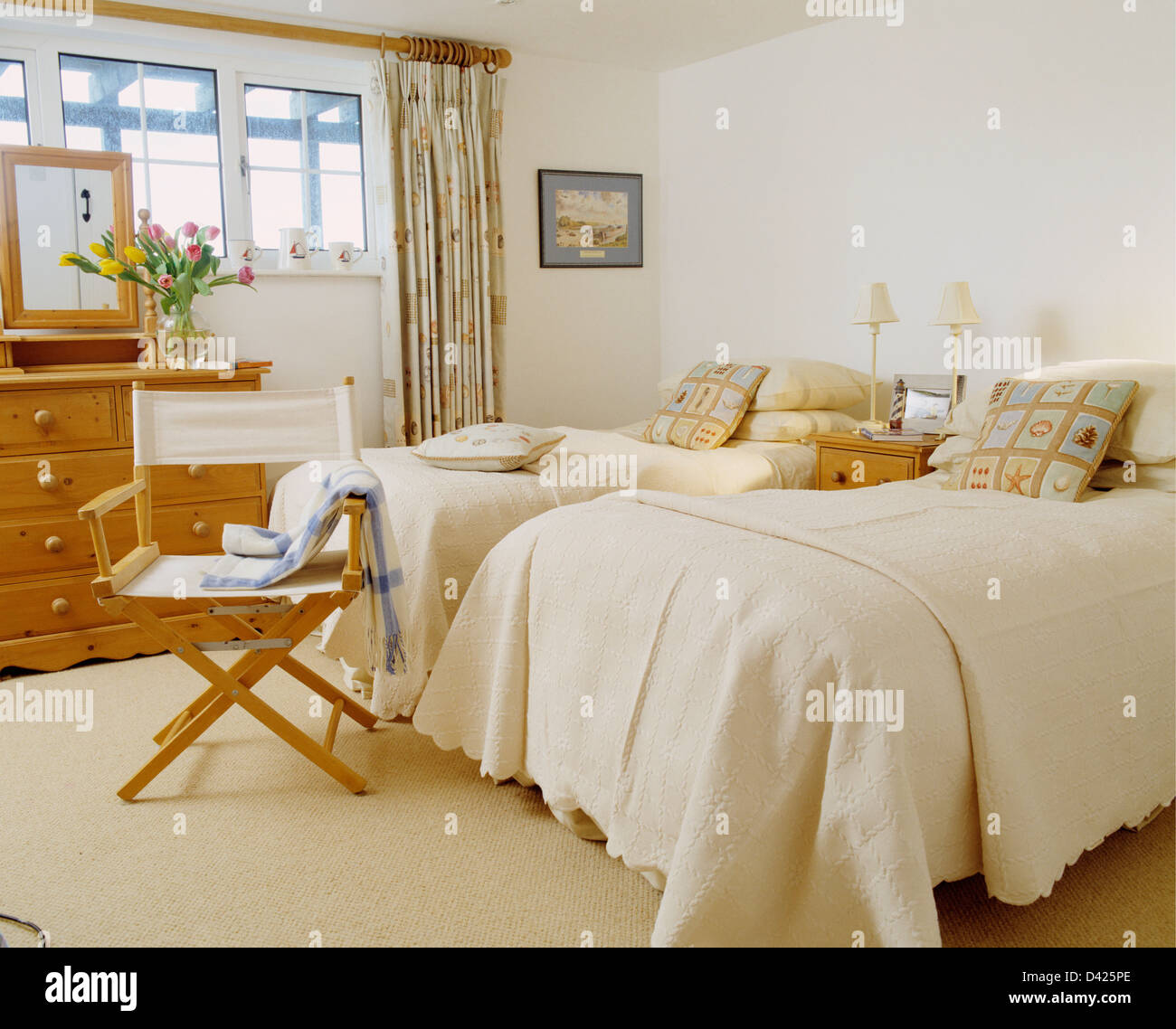 Ochenta salon con verde de empapelado con motivos florales y muebles de  caña con cortinas blancas y persianas rosa Fotografía de stock - Alamy