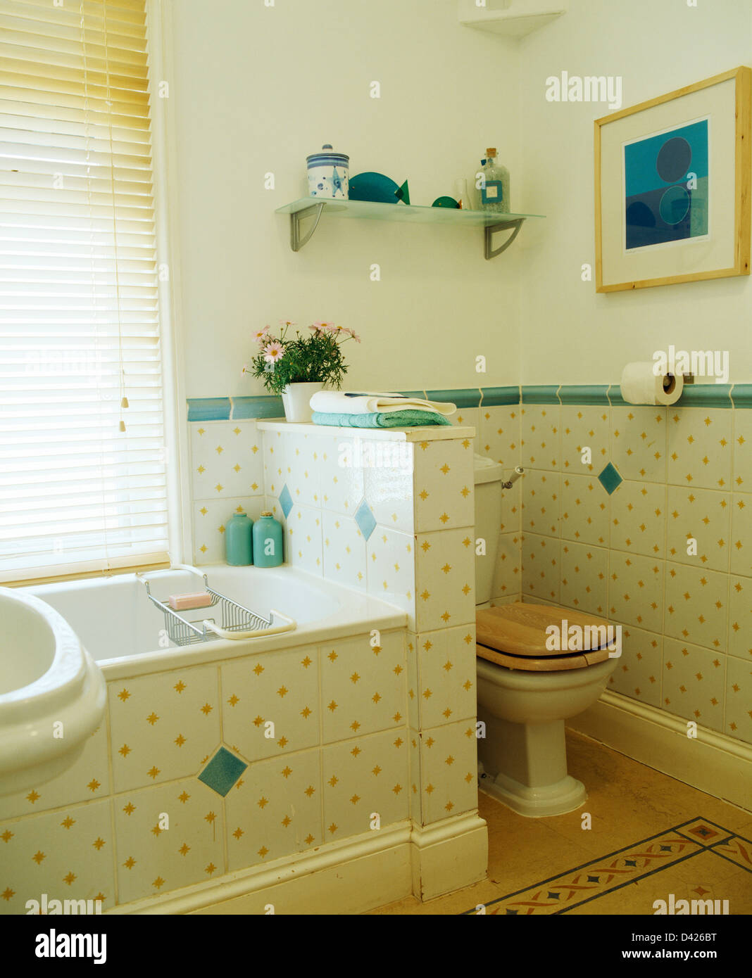 Los azulejos de la pared manchada de amarillo con tejas verdes frontera