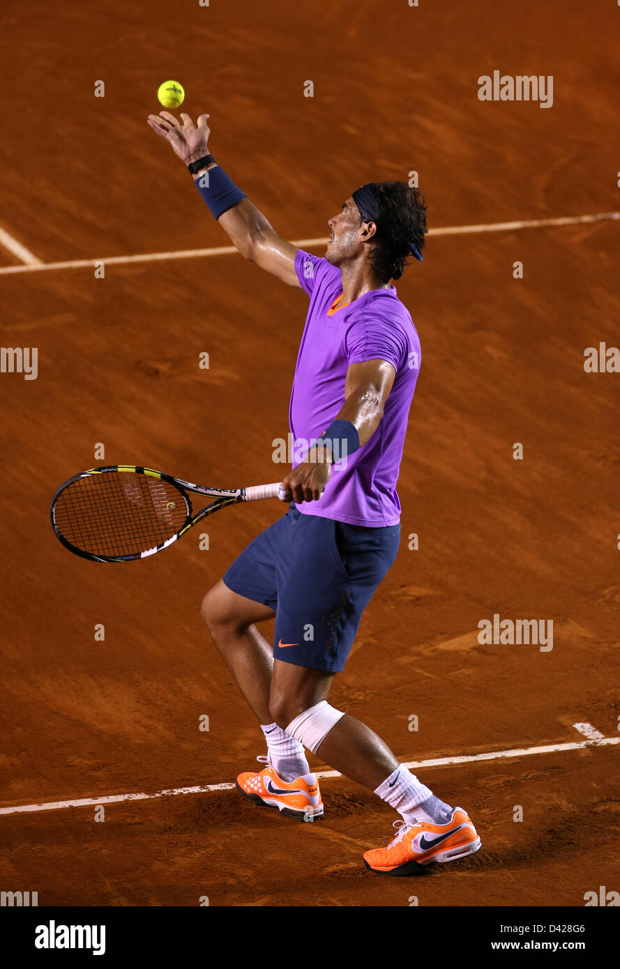 Acapulco, México - Open de Tenis 2013 - Rafael Nadal de España lanza el  balón para servir contra Nicolás Almagro de España en la semifinal match  durante el dia 5 del Abierto