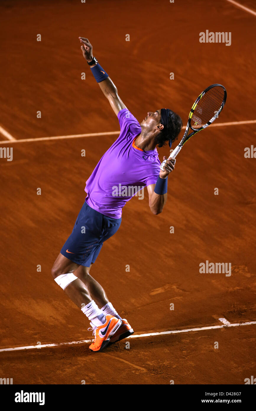 Acapulco, México - Open de Tenis 2013 - Rafael Nadal de España hits sirven contra Nicolás Almagro de España en la semifinal match durante el dia 5 del Abierto Mexicano. Foto de stock