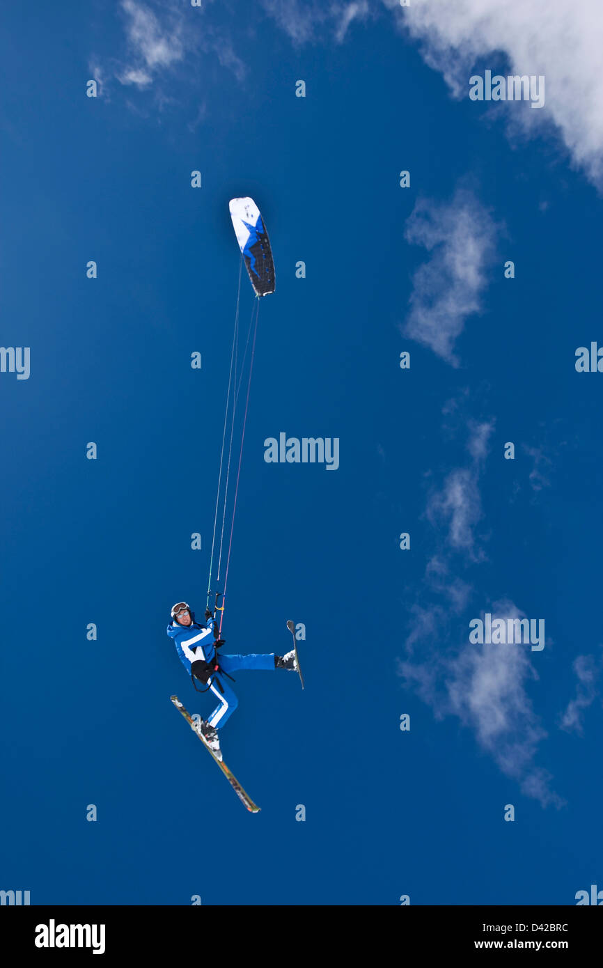 Hombre cometa contra el cielo azul de esquí en Austria Foto de stock