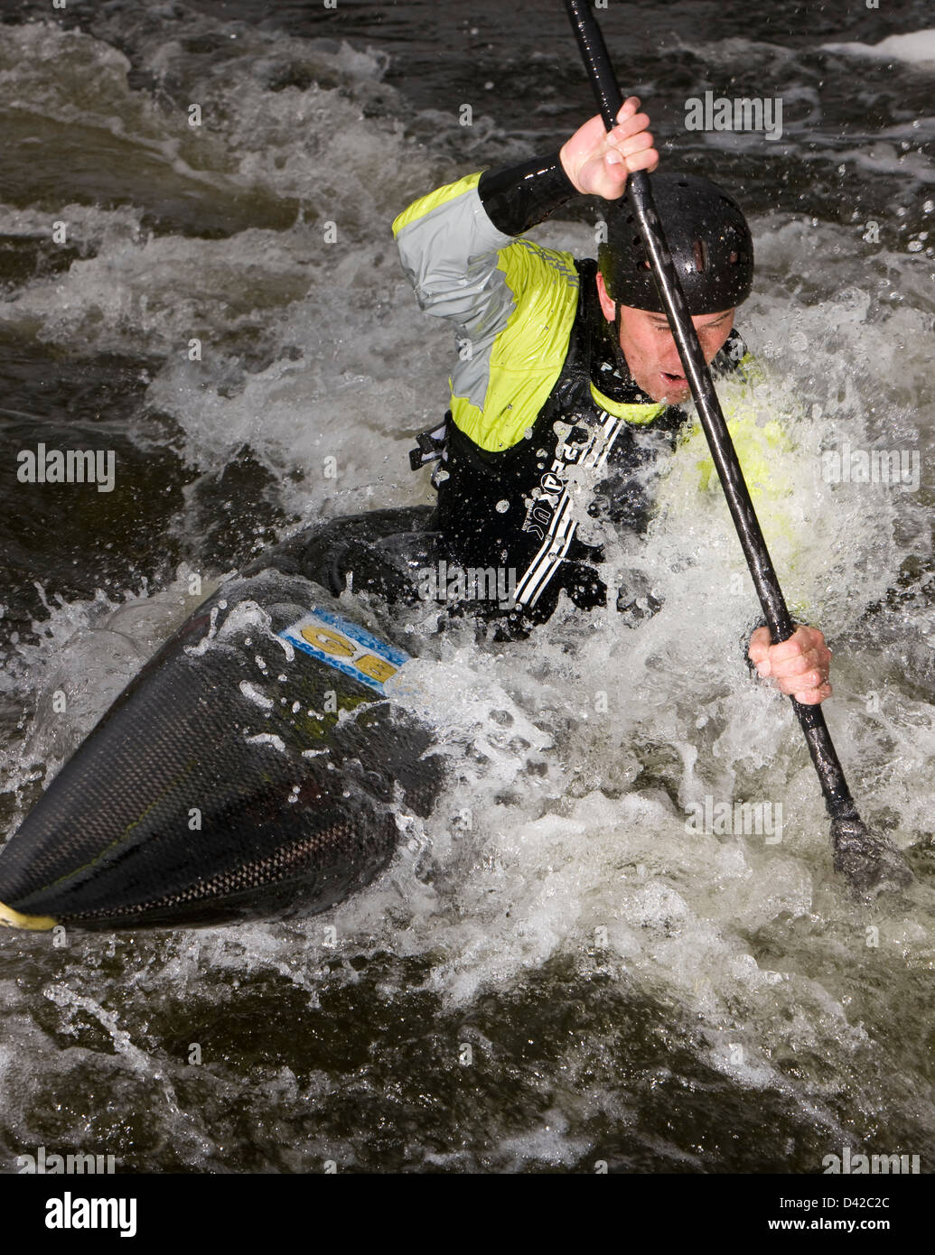 Whitewater piragüista girando con palas de canoa Foto de stock