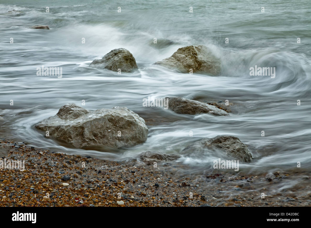 Aleja ola sobre las rocas de la costa de Worthing, Worthing, West Sussex, UK Foto de stock