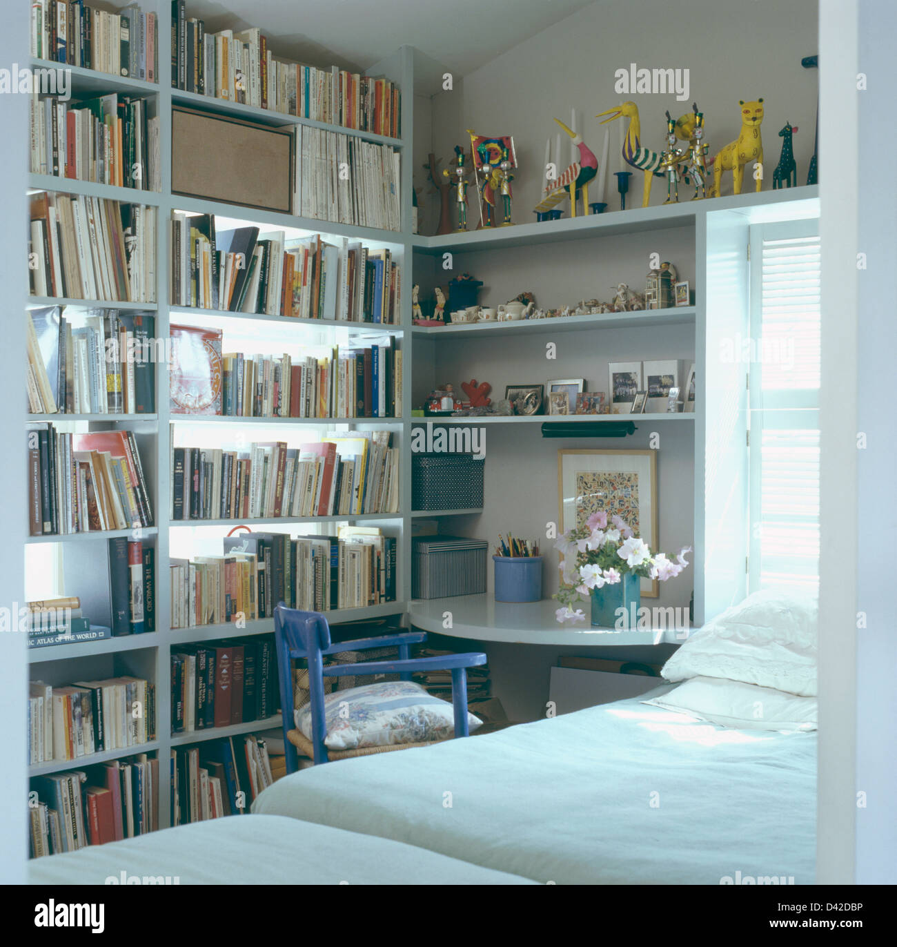 Pared De Estantes En Pequeno Dormitorio Moderno Disenado Por