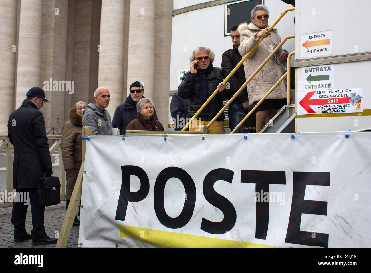 Cola de personas especiales de sede vacante desde el Vaticano Post son retratada en la oficina de correos en el Vaticano, 01 de marzo de 2013. Los sellos sólo están disponibles después de la dimisión del Papa Benedicto XVI, hasta la elección del nuevo Papa. Foto: Michael Kappeler Foto de stock