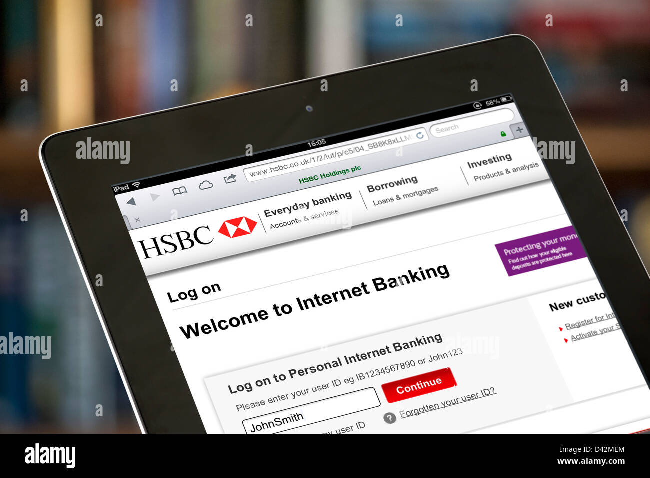 Iniciar sesión en una cuenta de banco HSBC en un iPad 4, UK Foto de stock