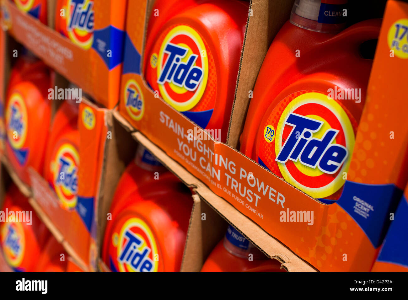Detergente de marea en la pantalla en un Costco Wholesale Warehouse Club  Fotografía de stock - Alamy