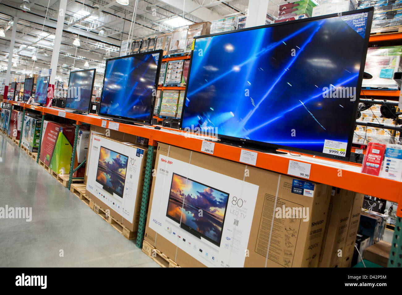 Televisores de pantalla plana en la pantalla en un Costco Wholesale Warehouse Club. Foto de stock