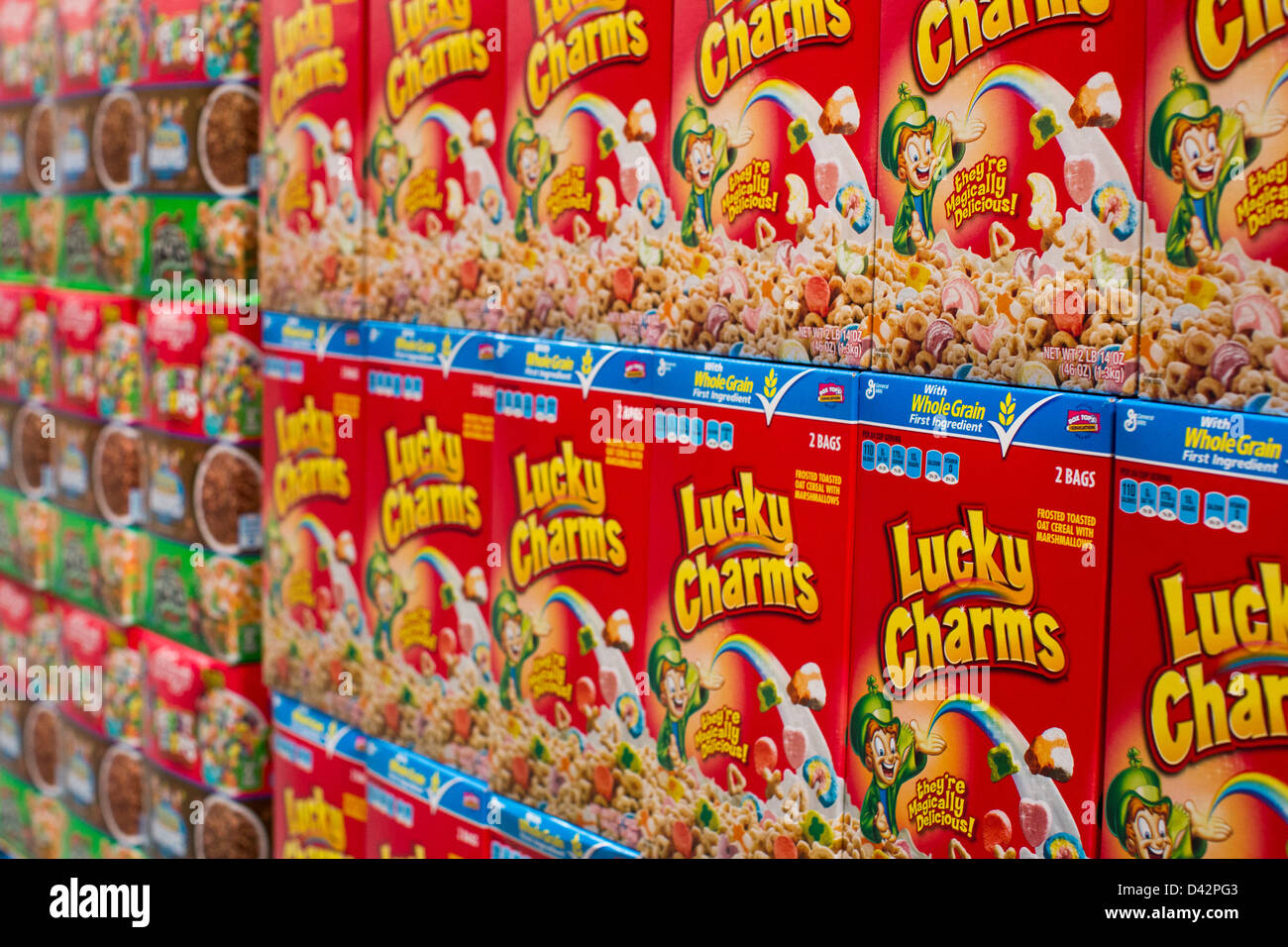 General Mills Lucky Charms cereal en exhibición en un Costco Wholesale Warehouse Club. Foto de stock